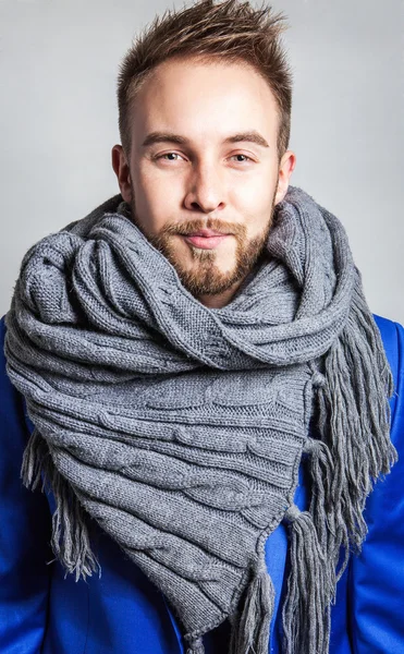 Elegante & Positivo jovem bonito homem em cachecol. Estúdio retrato de moda . — Fotografia de Stock