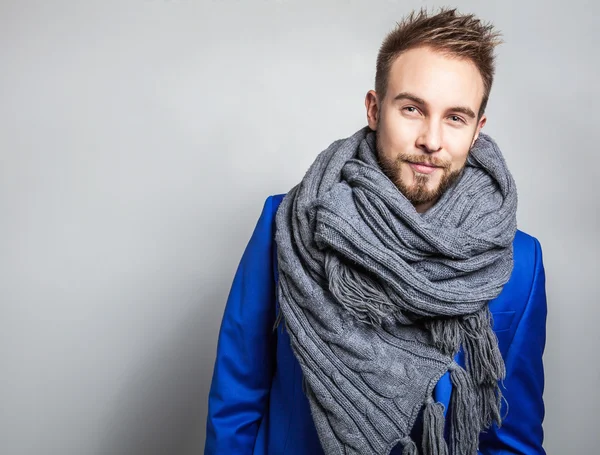 Elegant ve pozitif eşarp genç yakışıklı adam. Studio moda portre.