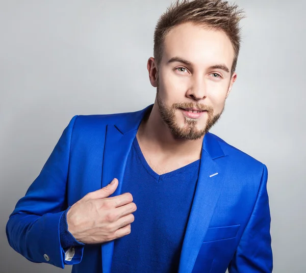 Zarif ve samimi yakışıklı delikanlı kostüm. Studio moda portre.