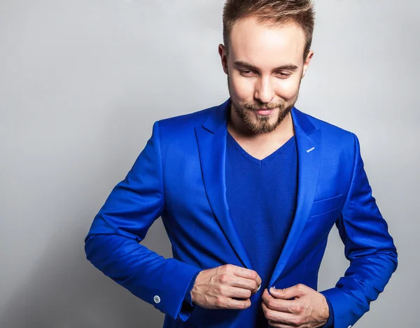 Elegante & amigável jovem bonito homem em traje. Estúdio retrato de moda . — Fotografia de Stock