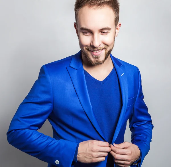 Zarif ve samimi yakışıklı delikanlı kostüm. Studio moda portre.