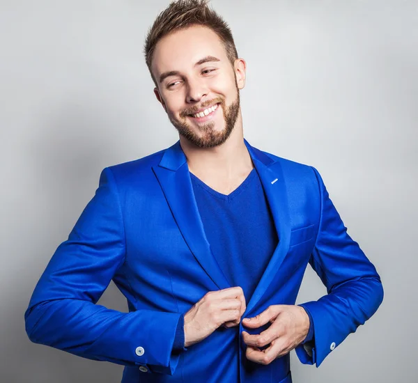 Elegante y amable joven guapo hombre en traje. Estudio retrato de moda . — Foto de Stock