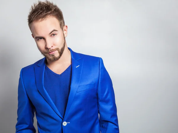 Eleganter und freundlicher junger gutaussehender Mann im Kostüm. Modeporträt im Studio. — Stockfoto