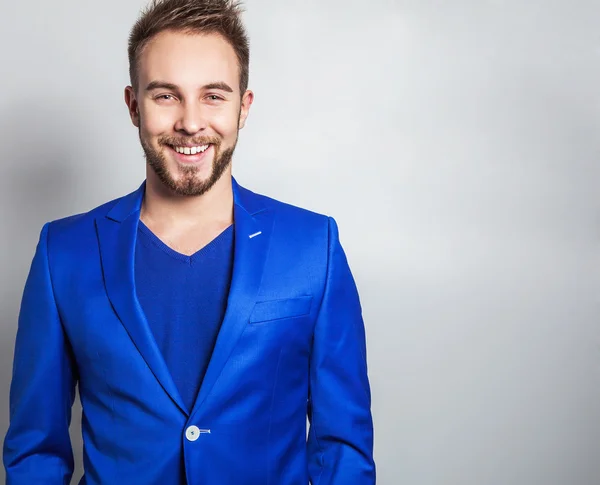 Elegante y amable joven guapo hombre en traje. Estudio retrato de moda . — Foto de Stock