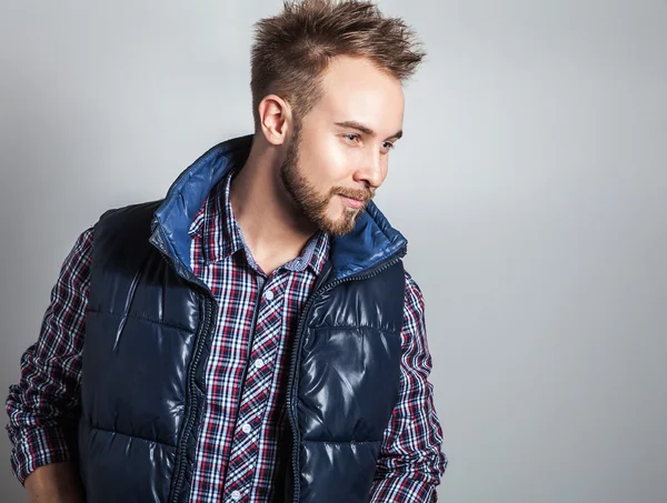 Elégant et positif jeune homme beau. Studio portrait de mode . — Photo