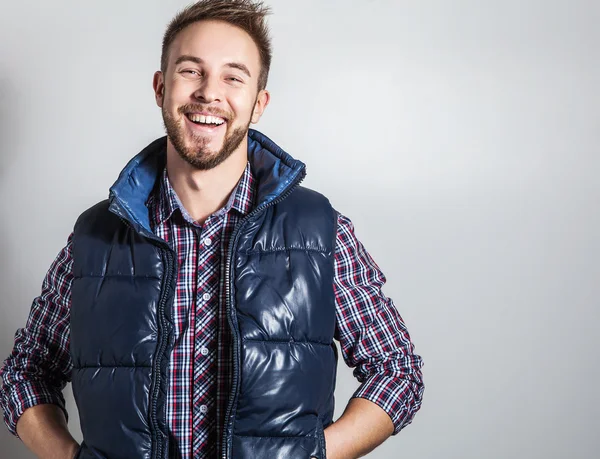 Eleganter und positiver junger gutaussehender Mann. Modeporträt im Studio. — Stockfoto