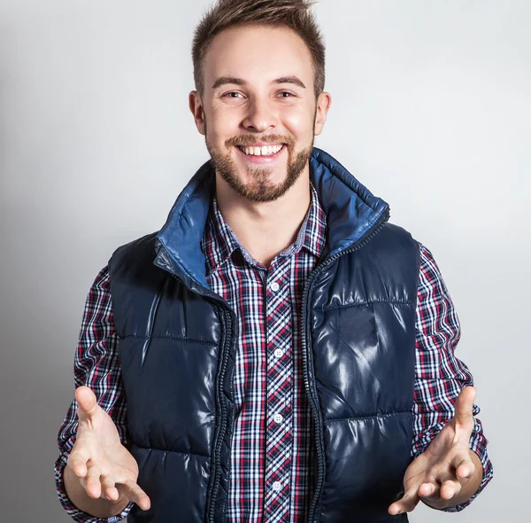 Elégant et positif jeune homme beau. Studio portrait de mode . — Photo