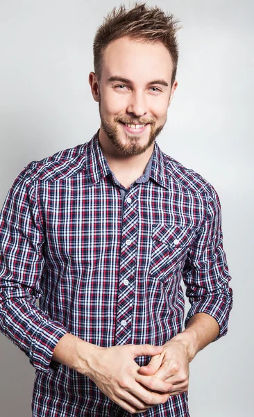 Elegante & homem bonito jovem positivo. Estúdio retrato de moda . — Fotografia de Stock