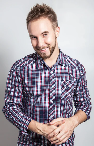 Elegante y positivo joven guapo hombre. Estudio retrato de moda . — Foto de Stock