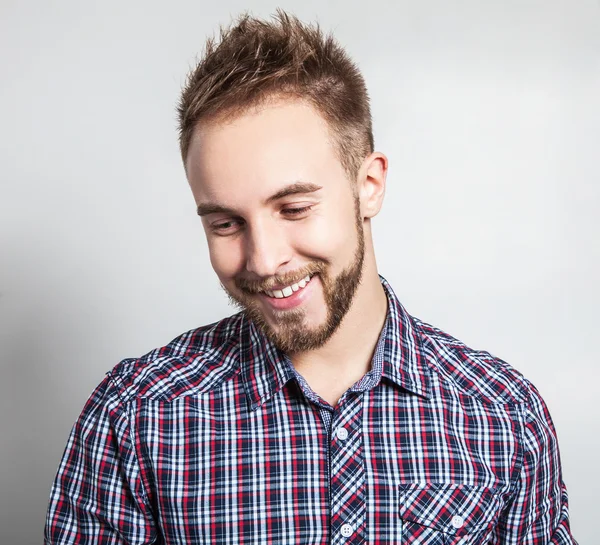 Elegante & homem bonito jovem positivo. Estúdio retrato de moda . — Fotografia de Stock