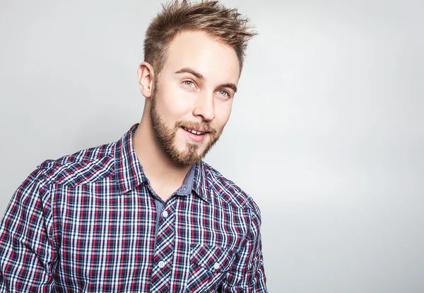 Elégant et positif jeune homme beau. Studio portrait de mode . — Photo