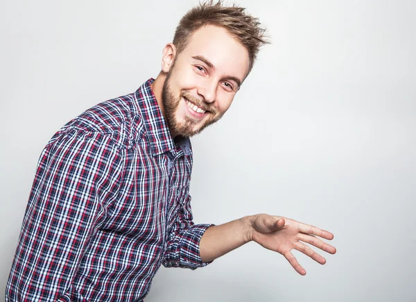 Elegante y positivo joven guapo hombre. Estudio retrato de moda . — Foto de Stock