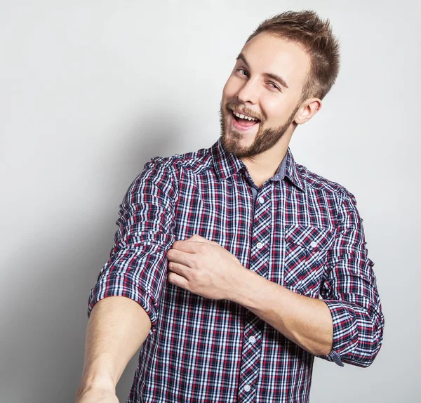 Elegante y positivo joven guapo hombre. Estudio retrato de moda . — Foto de Stock