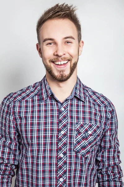 Elegante & homem bonito jovem positivo. Estúdio retrato de moda . — Fotografia de Stock