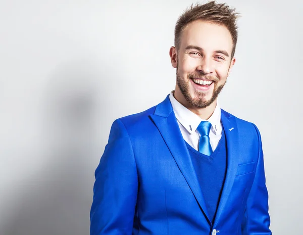 Elegante e amichevole giovane bell'uomo in costume alla moda. Studio uomo ritratto . — Foto Stock