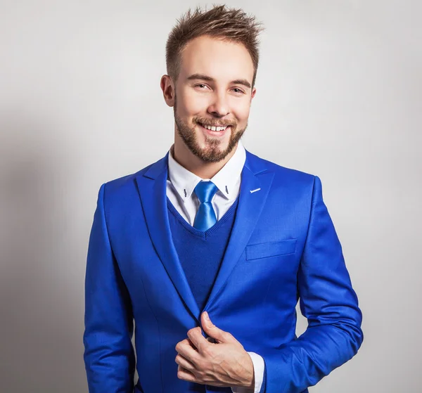 Elegante & amigável jovem bonito homem em traje elegante. Estúdio homem retrato . — Fotografia de Stock