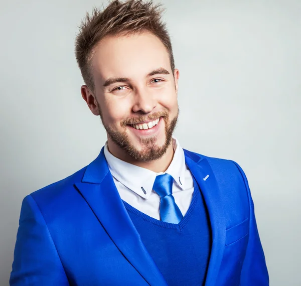 Elegante & amigável jovem bonito homem em traje elegante. Estúdio homem retrato . — Fotografia de Stock