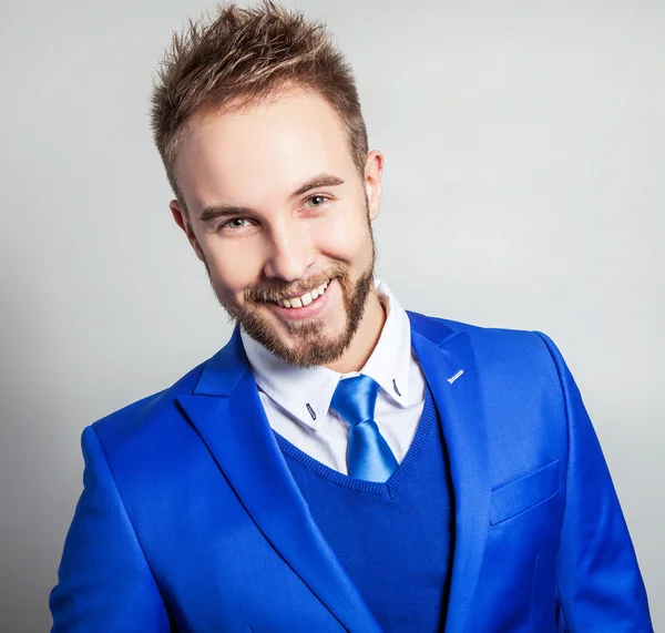 Elegante & amigável jovem bonito homem em traje elegante. Estúdio homem retrato . — Fotografia de Stock