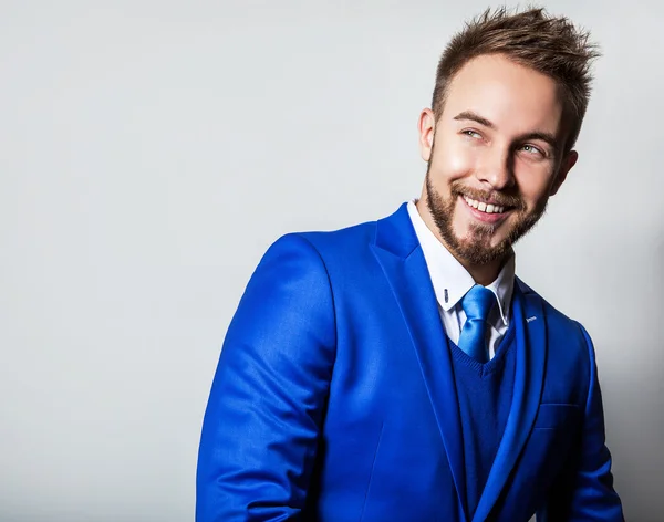 Elegante e amichevole giovane bell'uomo in costume alla moda. Studio uomo ritratto . — Foto Stock