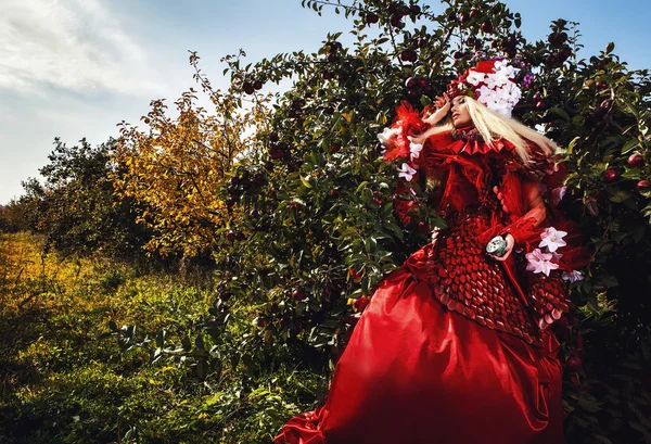Immagine di moda di ragazza sensuale in rosso brillante stilizzazione fantasia. Outdoor fiaba foto d'arte . — Foto Stock