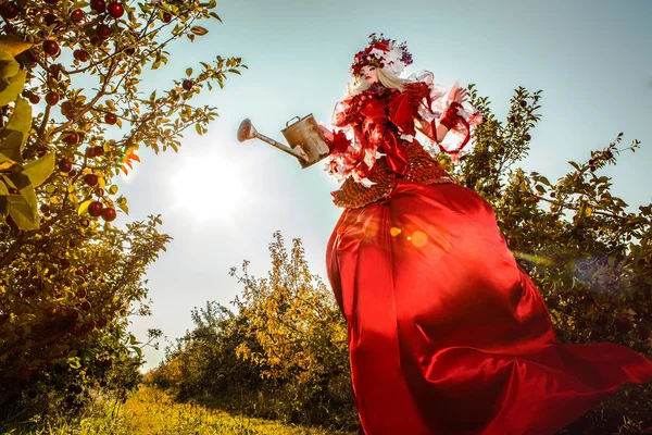 Világos piros fantasy Stilizálás érzéki lány divat képe. Kültéri mese art fotó. — Stock Fotó