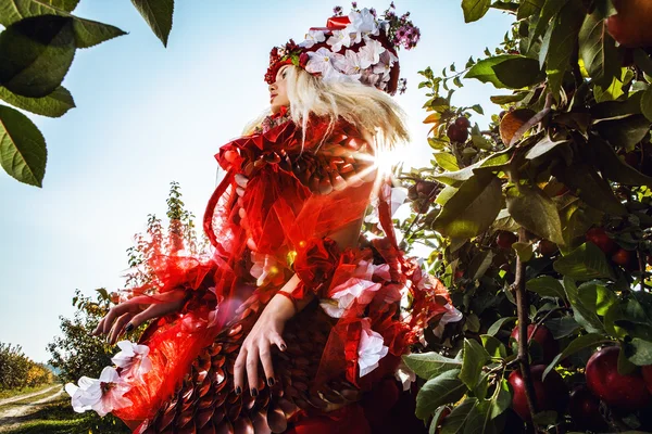 밝은 빨간색 판타지 양식에 일치 시키는에 관능적인 여자의 패션 이미지. 야외 동화 아트 사진. — 스톡 사진