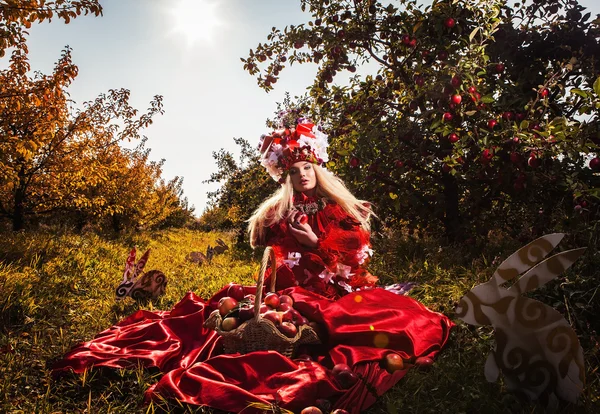 Imagen de moda de chica sensual en la estilización de fantasía de color rojo brillante. Foto de arte cuento de hadas al aire libre . — Foto de Stock