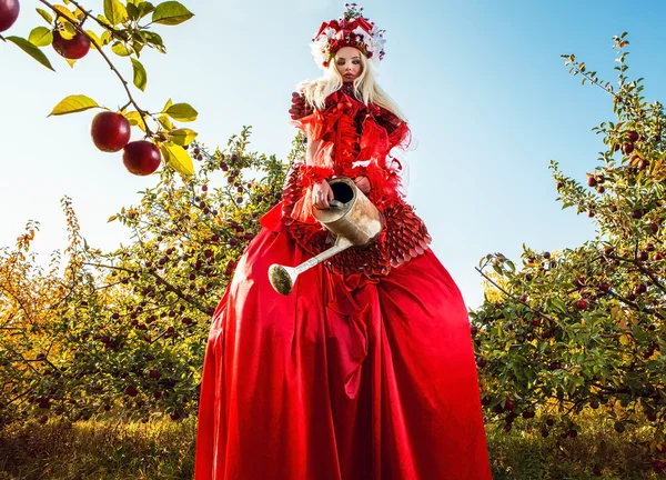 明るい赤のファンタジーの様式で官能的な女の子のファッションのイメージ。屋外のおとぎ話アート写真. — ストック写真