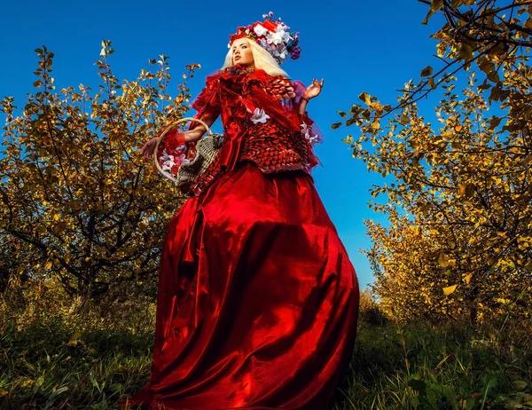 Immagine di moda di ragazza sensuale in rosso brillante stilizzazione fantasia. Outdoor fiaba foto d'arte . — Foto Stock