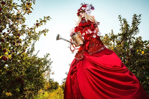 Mode afbeelding van sensuele meisje in heldere rode fantasie stilering. Buiten sprookje kunst foto. — Stockfoto