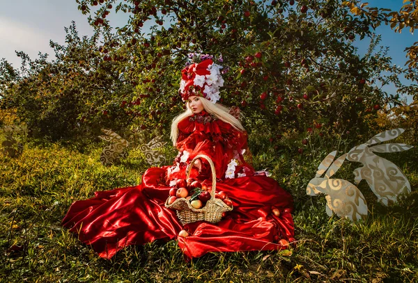 Fashion image of sensual girl in bright red fantasy stylization. Outdoor fairy tale art photo. — Stock Photo, Image