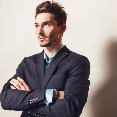 kostüm zarif genç yakışıklı adam. Studio moda portre.