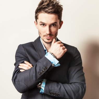 kostüm zarif genç yakışıklı adam. Studio moda portre.