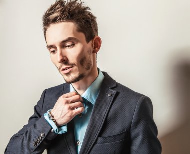 kostüm zarif genç yakışıklı adam. Studio moda portre.