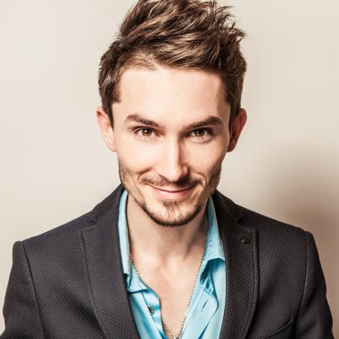 kostüm zarif genç yakışıklı adam. Studio moda portre.