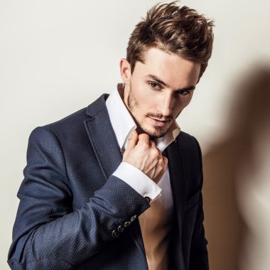 Klasik kostüm zarif genç yakışıklı adam. Studio moda portre.