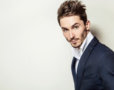 Klasik kostüm zarif genç yakışıklı adam. Studio moda portre.