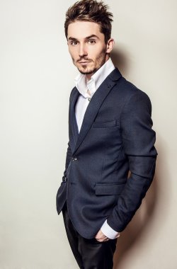 Klasik kostüm zarif genç yakışıklı adam. Studio moda portre.