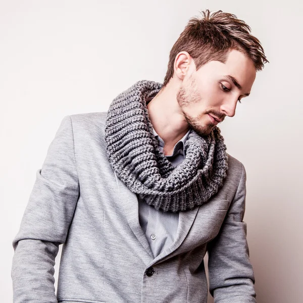 Elegante joven guapo en traje gris. Estudio retrato de moda . —  Fotos de Stock