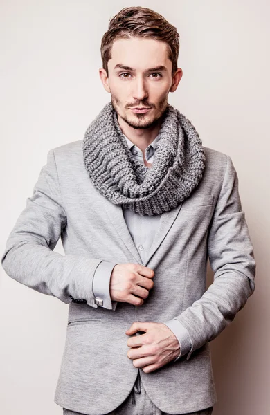 Elegante joven guapo en traje gris. Estudio retrato de moda . —  Fotos de Stock