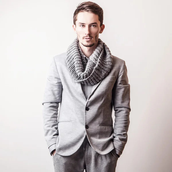 Elegante jovem e bonito homem de fato cinzento. Estúdio retrato de moda . — Fotografia de Stock