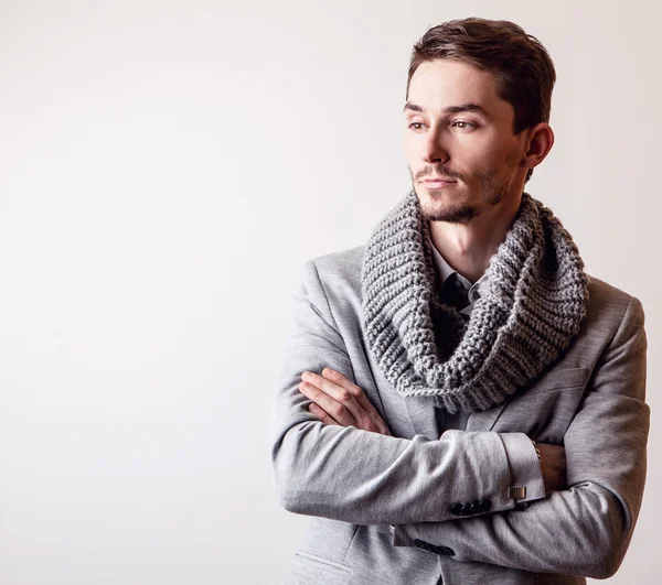 Elegante giovane uomo bello in costume grigio. Studio ritratto di moda . — Foto Stock