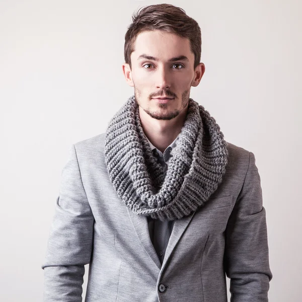 Elégant jeune homme beau en costume gris. Studio portrait de mode . — Photo