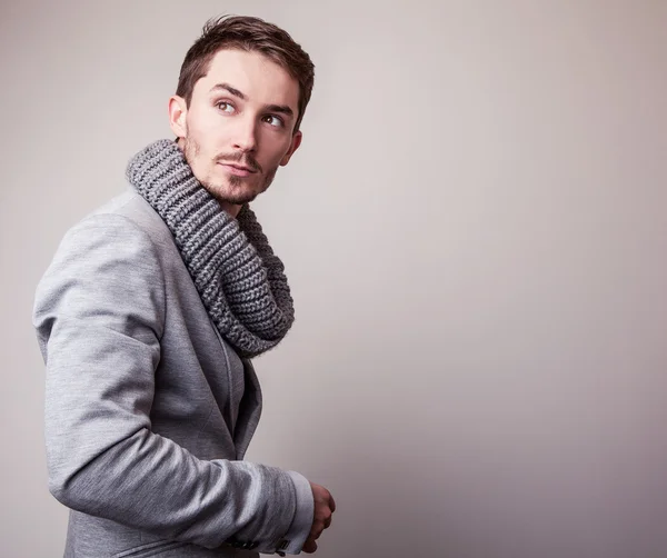 Elegante jovem e bonito homem de fato cinzento. Estúdio retrato de moda . — Fotografia de Stock