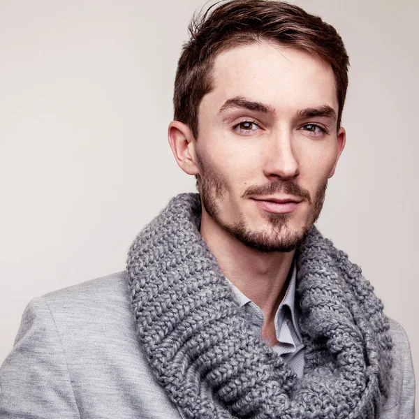 Elegante jovem e bonito homem de fato cinzento. Estúdio retrato de moda . — Fotografia de Stock