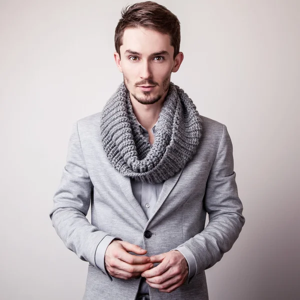 Elegante jovem e bonito homem de fato cinzento. Estúdio retrato de moda . — Fotografia de Stock