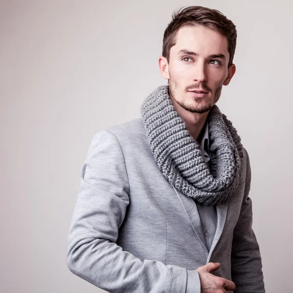 Elegante jovem e bonito homem de fato cinzento. Estúdio retrato de moda . — Fotografia de Stock