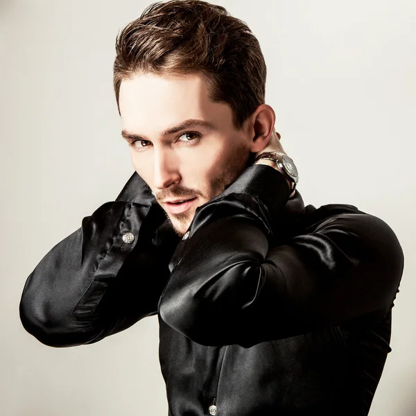 Elegante joven guapo hombre en camisa de seda negro. Estudio retrato de moda . — Foto de Stock