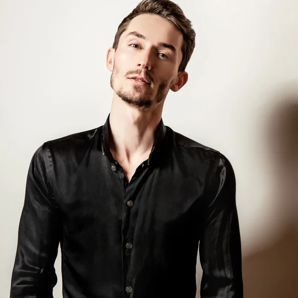 Elegante jovem e bonito homem de camisa de seda preta. Estúdio retrato de moda . — Fotografia de Stock