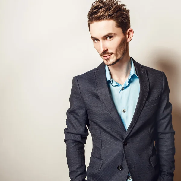 Elégant jeune homme beau en costume. Studio portrait de mode . — Photo